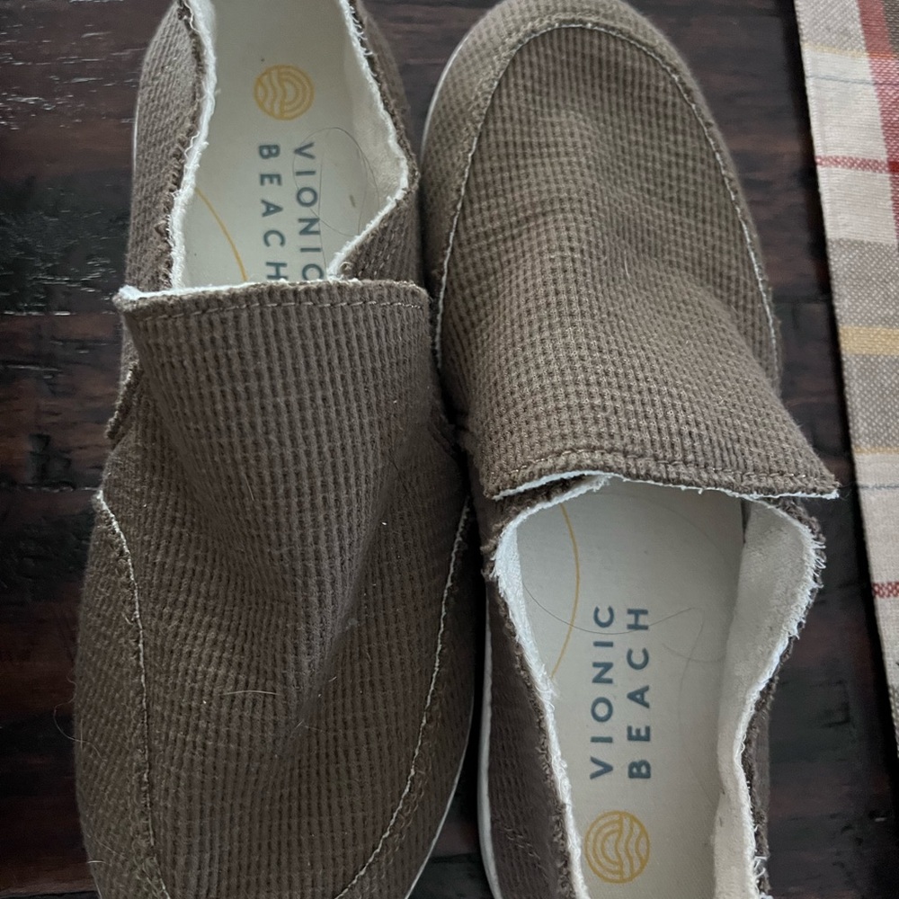 Vionic olive green Malibu Beach